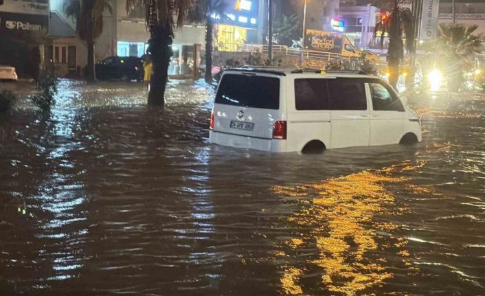 Bodrum sağanak yağışa teslim oldu: Yollar göle döndü, evleri su bastı