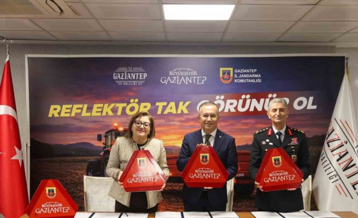 Büyükşehir iş birliğinde, çiftçilere reflektör dağıtımı için protokol imza töreni düzenlendi