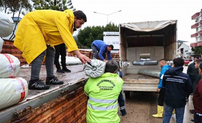 Büyükşehir’den hortum ve fırtınadan zarar gören üreticiye sera naylonu desteği
