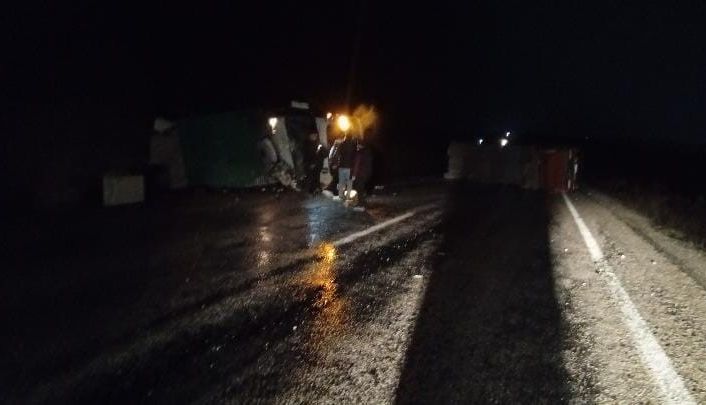 Çanakkale’de itfaiye aracı, yardım için gittiği tıra çarptı: 1’i ağır 2 yaralı