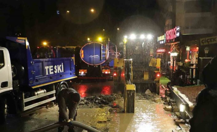 Çorlu’da gece yarısı altyapı alarmı: Kanalizasyon hattı çöktü