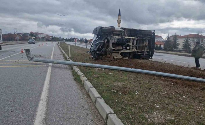 Çorum’da devrilen kamyonetteki 3 kişi küçük sıyrıklarla kurtuldu