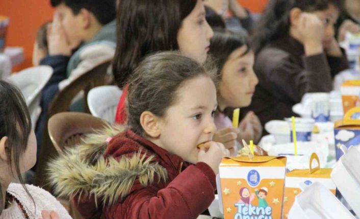 Çorum’da ’tekne orucu’ coşkusu: Yüzlerce çocuk aynı anda iftarını açtı