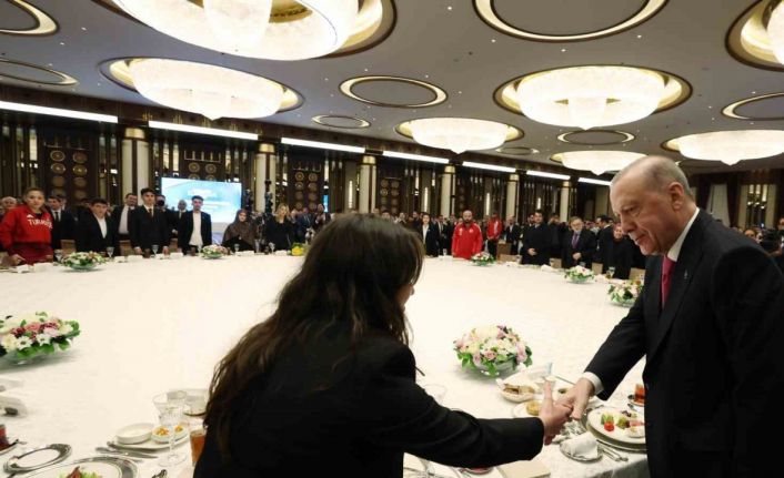 Cumhurbaşkanı Erdoğan: "Eski Türkiye’nin imtiyazlılarının, çatışma ve gerilimden beslenenlerin aranıza nifak sokmasına müsaade etmeyin"