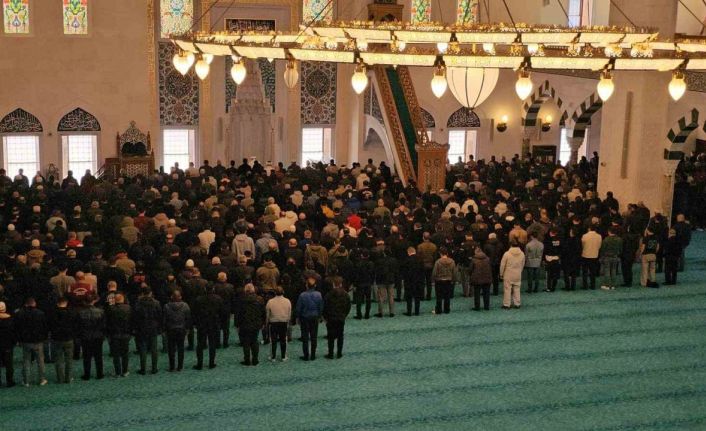 Cumhurbaşkanı Erdoğan’ın açtığı Uzun Mehmet Camii’nde Ramazan ayının ilk cuma namazı kılındı