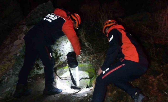 Define bulmak için girdikleri sarnıçta mahsur kalan 3 kişi, 4 saatte kurtarıldı