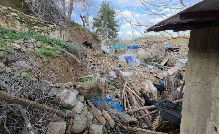 Depremde yıkılan evinin yerine yaptığı ahıra aşırı yağışta istinat duvarı çöktü