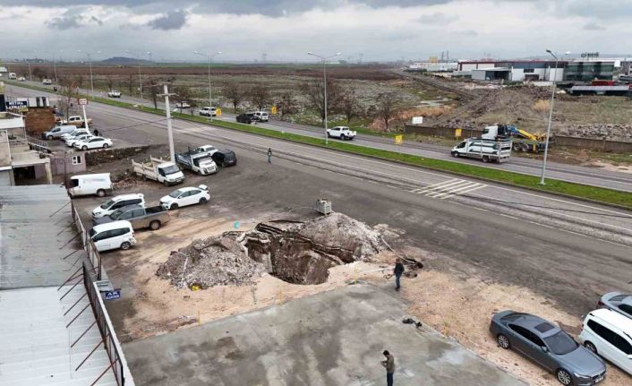 Diyarbakır’da ana yol kenarında zamanla oluşan dev çukur dronla görüntülendi