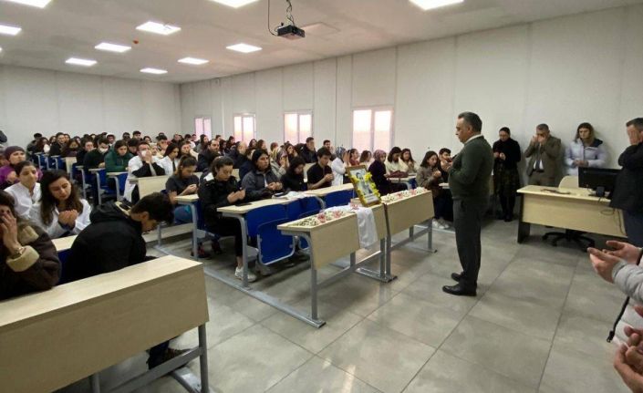 Doktor önlüğünü giyemeden vefat eden tıp öğrencisi okulunda yad edildi