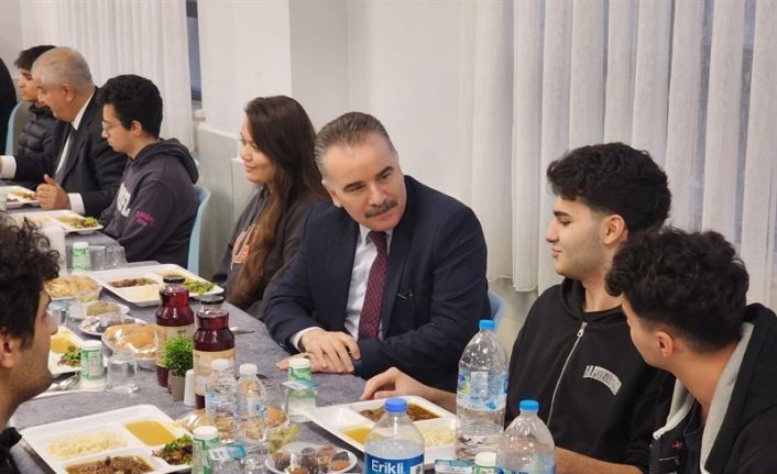 Edremit Kaymakamı Odabaş, iftar sofrasında Şehit Mustafa Serin Fen Lisesi öğrenci ve öğretmenleriyle buluştu