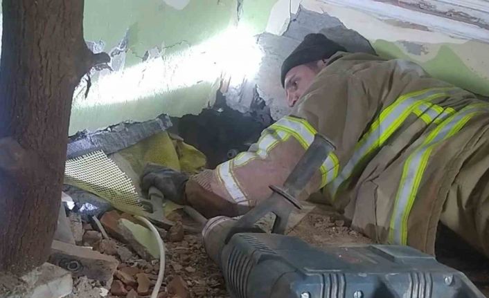 Enkaz altında hafızalara kazınan anlar: "Çay içelim" teklifi ve küçük Zehra’nın kurtuluşu