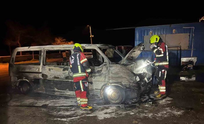 Erdek’te korkutan yangın: 1 minibüs kullanılamaz hale gelirken, 2 araçta ise maddi hasar oluştu
