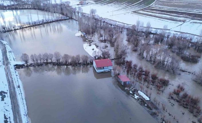 Eriyen kar suları taşkınlara sebep oldu, evler ve yollar sular altına kaldı