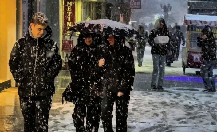 Erzincan merkezde karla karışık yağmur, yüksek kesimlerde kar bekleniyor