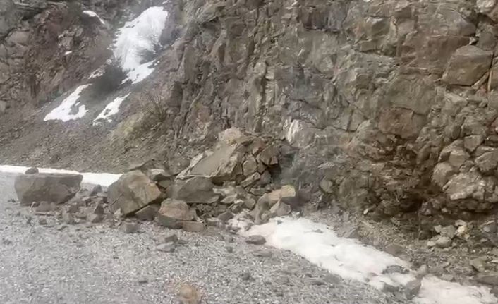 Erzincan’daki 4,9’luk depremin merkez üssünden yeni görüntüler: Kaya parçaları yola böyle düştü