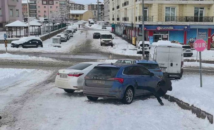 Erzurum’da 5 araçlı zincirleme kaza: Aracının başındaki sürücü de dengesini kaybederek yere düştü