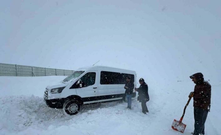 Erzurum’da kar yağışı ve tipi nedeniyle araçlar yolda mahsur kaldı