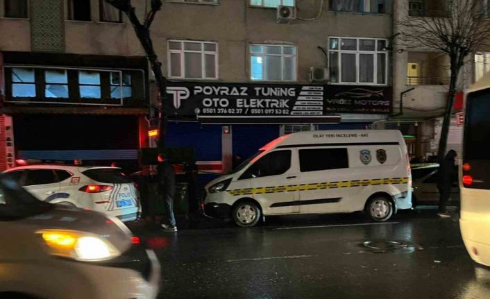 Esenler Tuna Mahallesi’nde bir iş merkezinde çıkan yangında ekipler tarafından binanın içinde 2 kişinin cansız bedenine ulaşıldı. İtfaiye ve polis ekiplerinin olay yerindeki çalışmaları sürüyor.