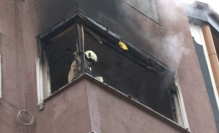 Esenler’de 4 katlı binada yangın paniği: Küle dönenen daire kullanılamaz hale geldi