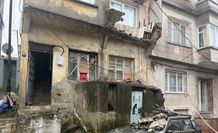 Eski binanın balkonundan düşen beton parçaları bir otomobili kullanılamayacak hale getirdi