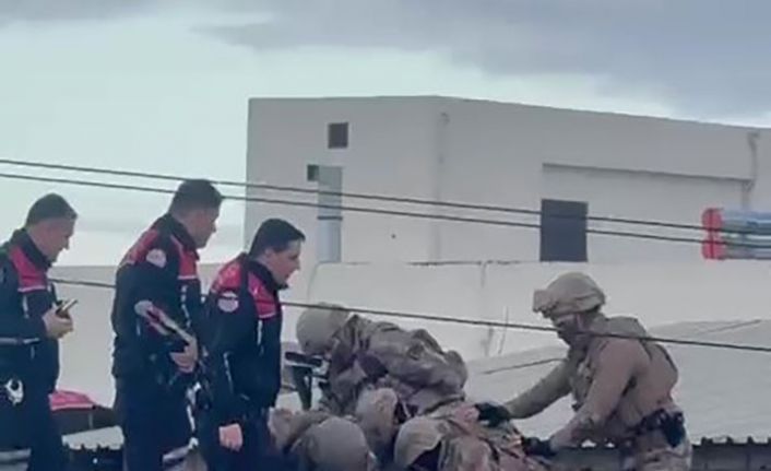 Eski çalıştığı iş yerini basıp 4 kişiyi vuran şahıs çatıda yakalandı