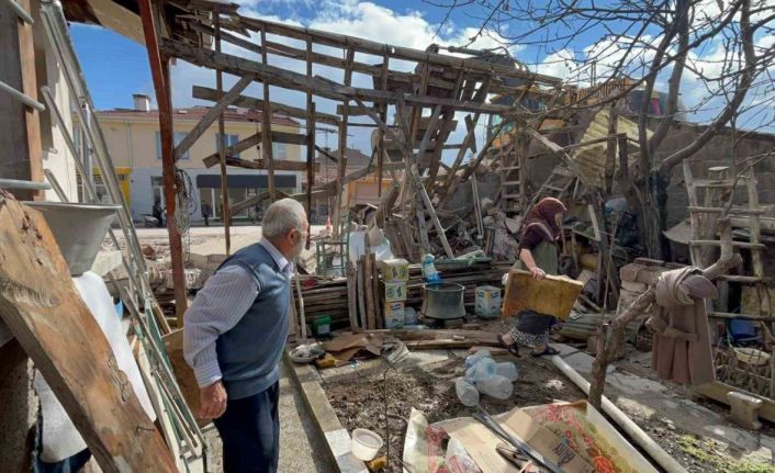Eskişehir’de ilginç kaza; belediye ekipleri yaşlı çiftin evini adeta başına yıktı