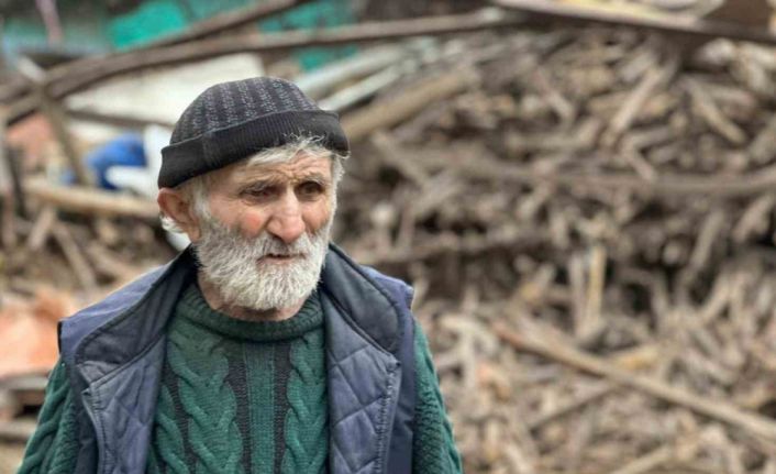 Evinden kamyonlar dolusu çöp çıkarılan 76 yaşındaki adam, çatıdan düşerek hayatını kaybetti