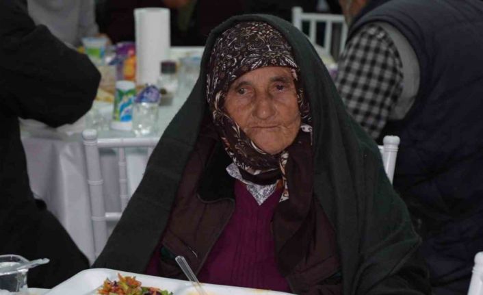 Evlerde yemek pişmiyor, köy halkı ortak sofrada iftar yapıyor