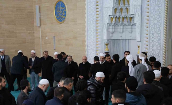 Filistinli öğrencinin şehit edilen ailesi için gıyabi cenaze namazı kılındı