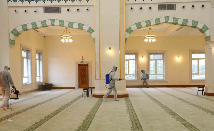 Gaziantep Büyükşehir, ilk teravih öncesi camileri gül suyu ile yıkıyor