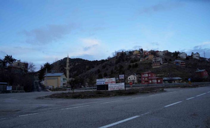 Geçit Köyü’nde 18 yıllık iftar geleneği yoldan geçenleri sofrada buluşturuyor