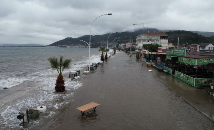 Gemlik’te deniz taştı, sahil yolu sular altında kaldı...O anlar havadan görüntülendi
