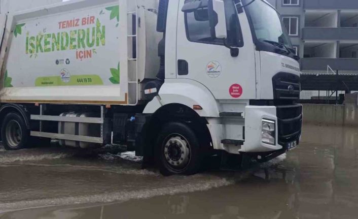 Göle dönen yol yüzünden derse gidemeyen üniversite öğrencisi "Derse gelemeyeceğim" diyerek hocasına seslendi