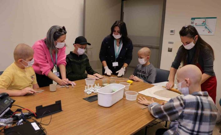 Hasta yataklarında okula gidemeyen çocuklar, bu atölyelerde el becerilerini geliştiriyor