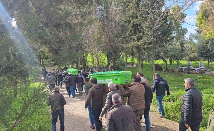Hatay’da su dolu temelin içindeki toplarını almak isterken düşüp ölen 2 kardeş yan yana defnedildi