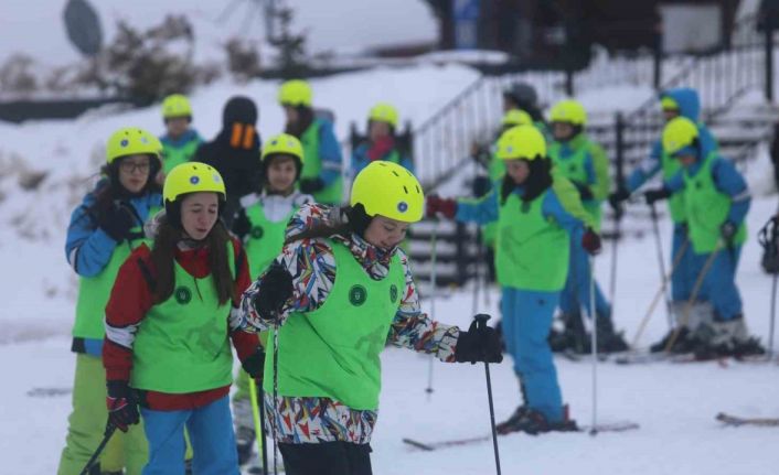 Hayatında ilk kez Uludağ’a çıktılar: "1000 Çocuk Kayak" projesiyle yüzlerce öğrenci karla buluştu