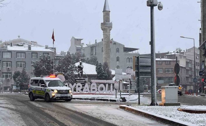 Hayrabolu’da kar yağışı etkisini artırdı: Taşımalı eğitime 1 gün ara verildi