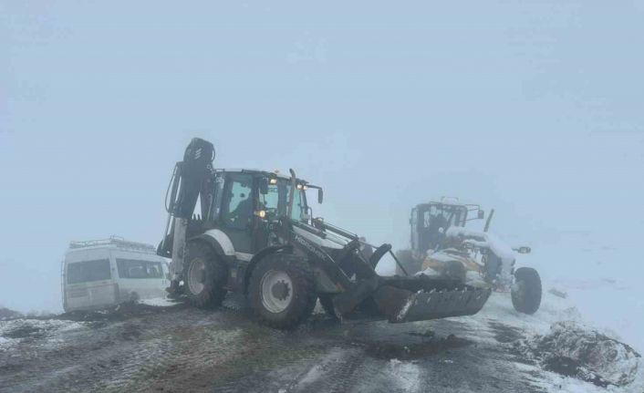Iğdır’da yoğun kar yağışı: 57 köy yolu ulaşıma kapandı, şarampole devrilen minibüs kurtarıldı