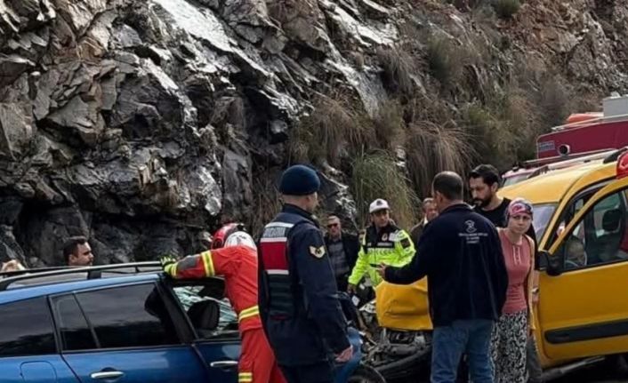 İki aracın kafa kafaya çarpıştığı kazada 2 yaşındaki çocuk hayatını kaybett: 6 yaralı