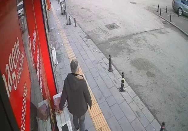 İmamın sahibi gelir alır diye bıraktığı çantayı kaşla göz arasında çaldı