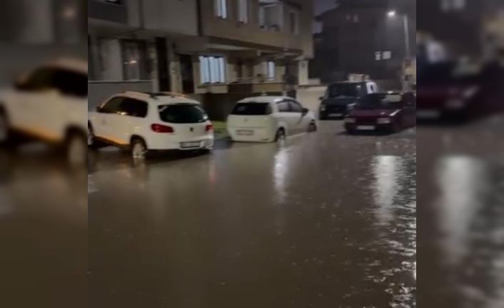 İnegöl’de sağanak hayatı felç etti: Bir sürücü, aracına sandalyeyle böyle bindi