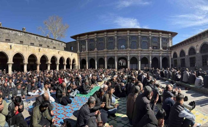 İslam aleminin 5. Harem-i Şerif’inde binlerce kişi Ramazan ayının ilk cuma namazında saf tuttu