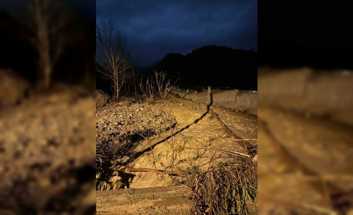 Isparta’da etkili olan sağanak yağmur nedeniyle bir köyde su baskınları yaşandı