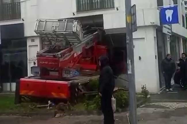 İstanbul Büyükçekmece’de sepetli vinç, diş polikliniğine daldı. Yaralılar olduğu öğrenilirken olay yerine polis ve sağlık ekipleri sevk edildi.
