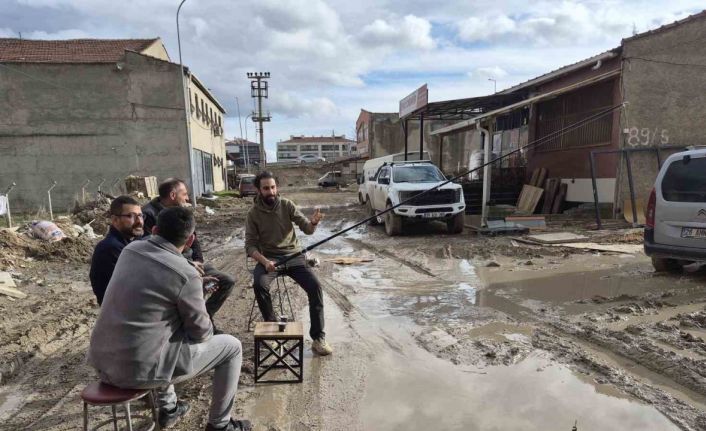 İzahı olmayan şeyin mizahı oldu, sürekli göle dönen sokakta balık tutmaya başladılar