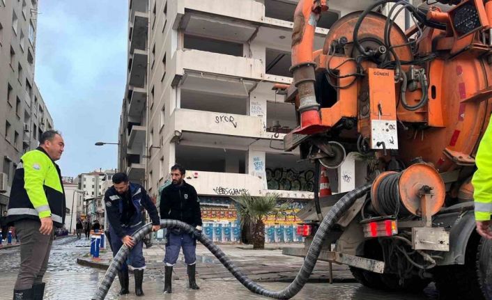 İzmir’de 50 yılda bir görülen meteorolojik tablo: Dalgalar 1 metreye ulaştı