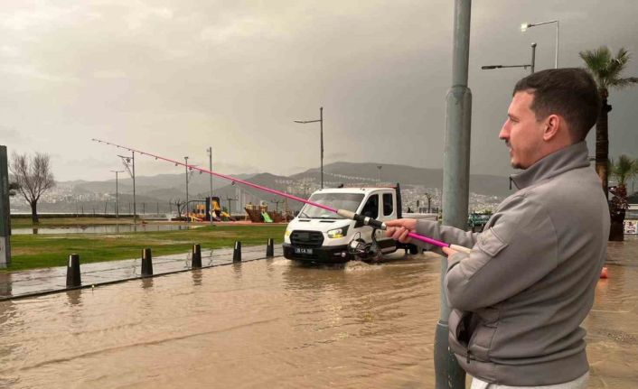 İzmir’de sağanak hayatı felç etti: Kordon göle döndü, vatandaş oltayla tepki gösterdi