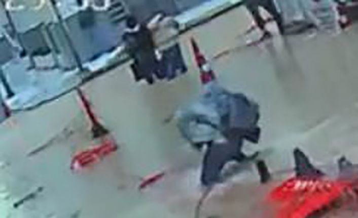 İzmir’de sağanak ve fırtına: Caddeler göle döndü, zor anlar kameraya yansıdı