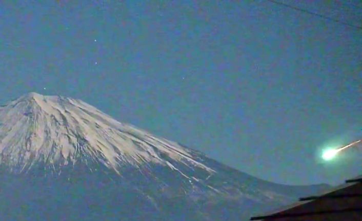 Japonya’daki Fuji Dağı semalarını aydınlatan meteor görsel şölen yaşattı