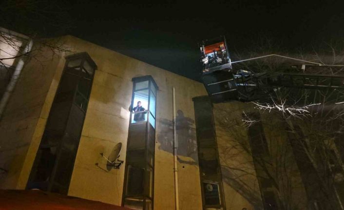 Kağıthane’de marangozhanede korkutan yangın: 11 kişi ve 1 yavru köpek kurtarıldı